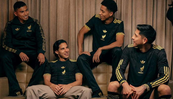 Camisa Seleção Mexicana Titular 2025 Adidas preta com detalhes em dourado, grafismos culturais e escudo minimalista centralizado.
